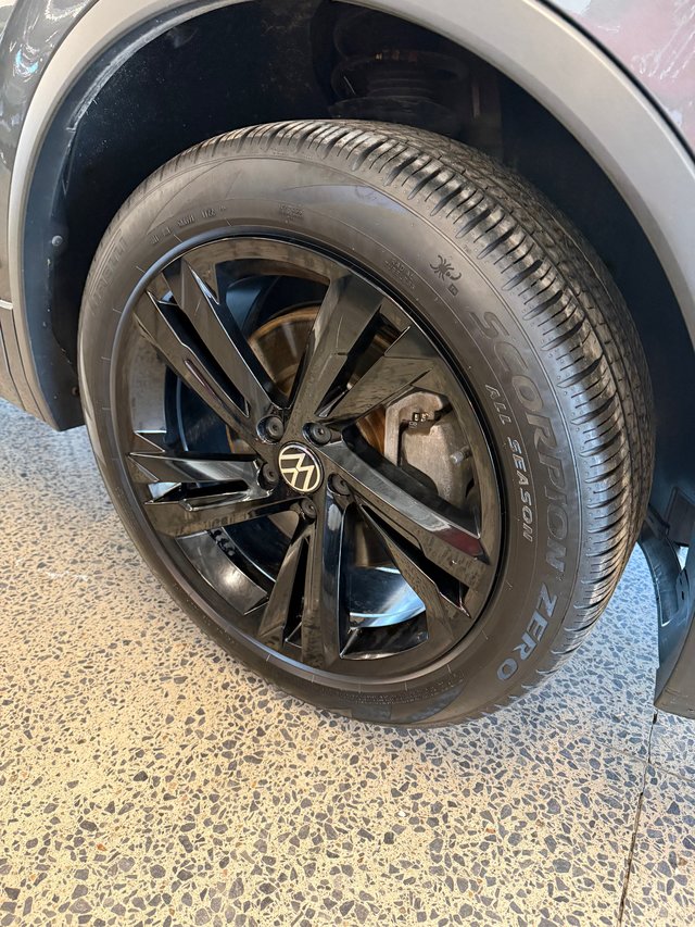 2023 Volkswagen Tiguan Comfortline R-Line Black Edition-2