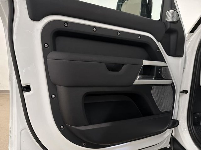 2023 Land Rover Defender 130 P400 SE (2)-6