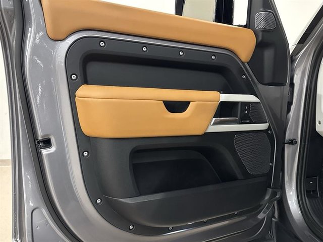 2024 Land Rover Defender 110 P500 SE-6