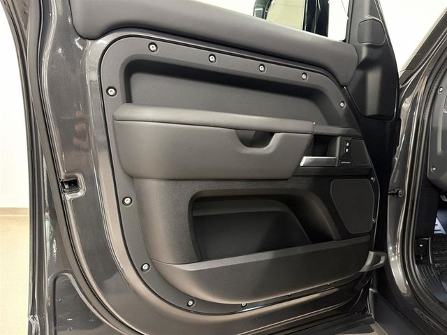 Land Rover Defender 110 P300 S 2025-6