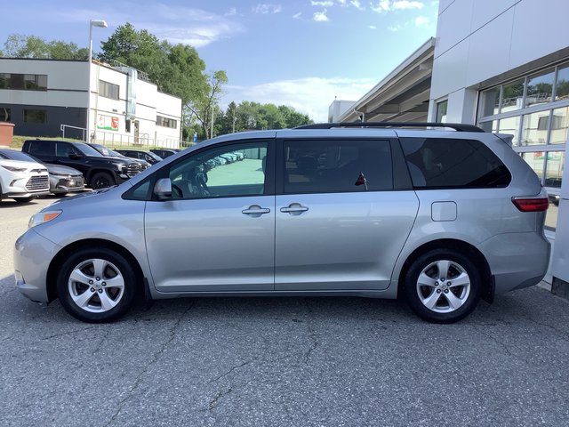2017 Toyota SIENNA LE-4