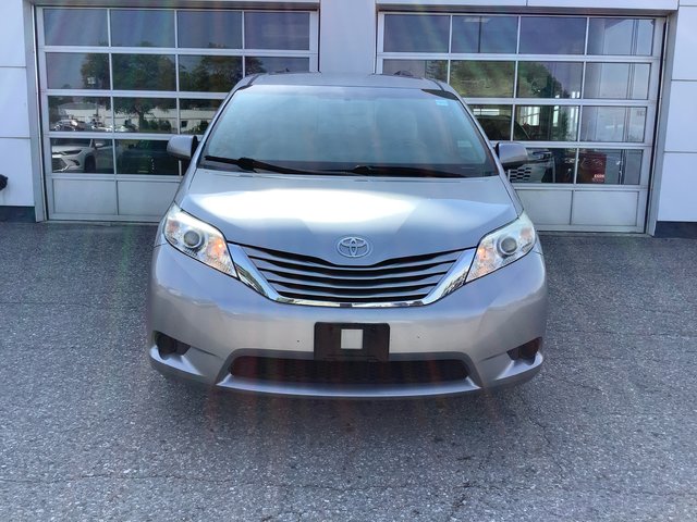 2017 Toyota SIENNA LE-0