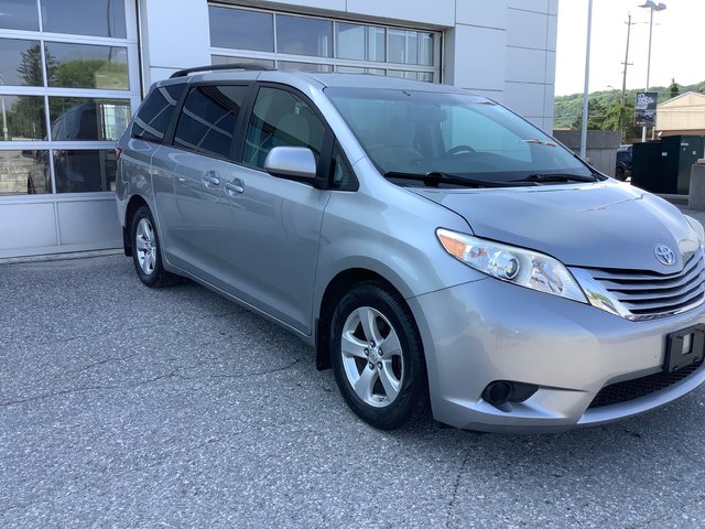 2017 Toyota SIENNA LE-2