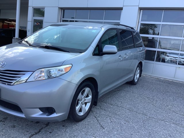 2017 Toyota SIENNA LE-6