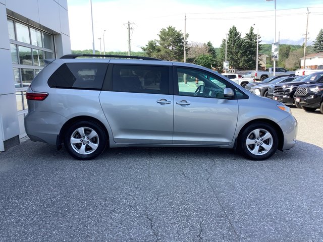 2017 Toyota SIENNA LE-3