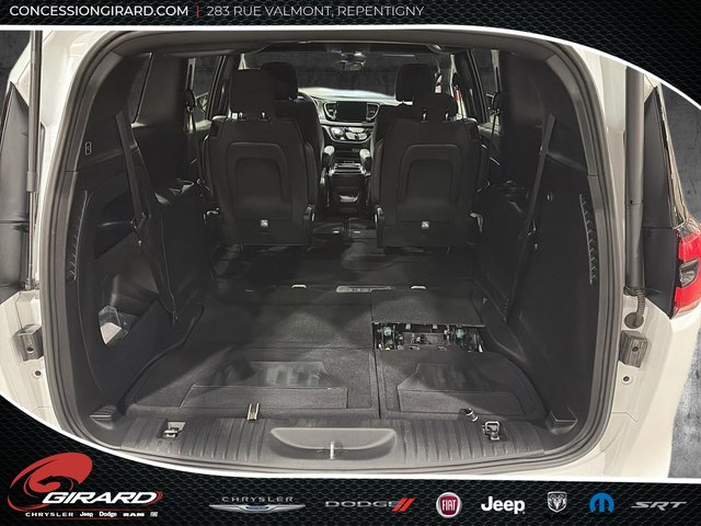 Chrysler Pacifica Touring 2023-8