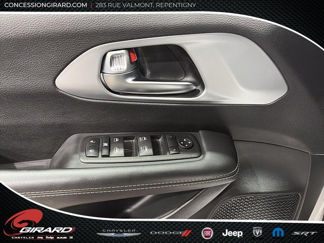 Chrysler Pacifica Touring 2023-14