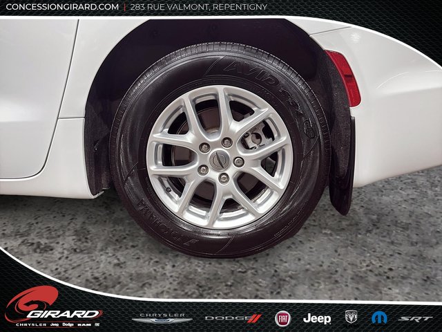 Chrysler Pacifica Touring 2023-9