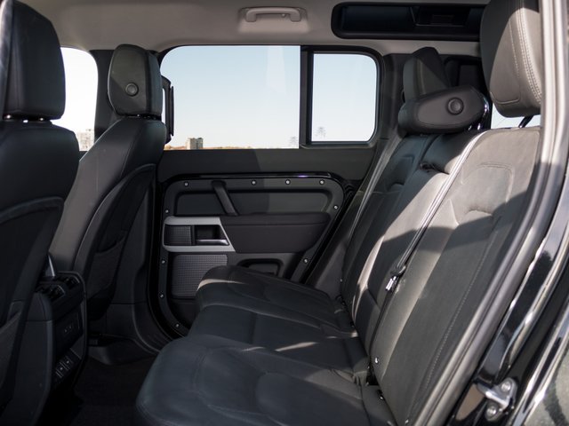 Land Rover Defender S 2023-3