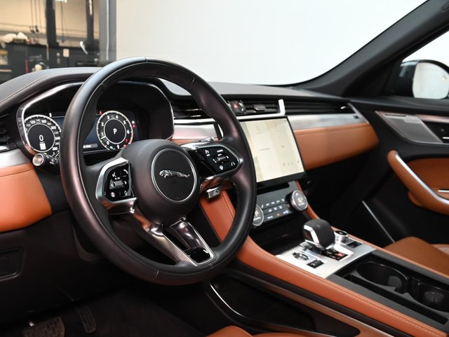 2025 Jaguar F-Pace P250 R-DYNAMIC S/ MASSAGE SEATS/MERIDIAN SURROUND-2