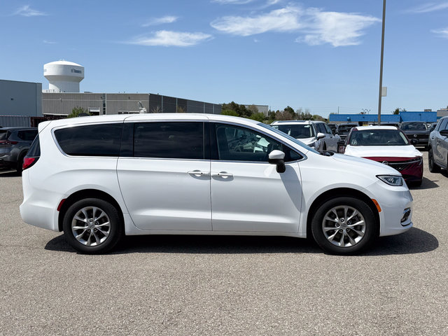 2023 Chrysler Pacifica Touring-L-7