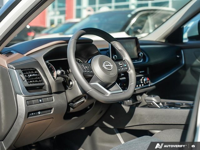 2023 Nissan Rogue SV AWD // ULTRA LOW KMS-5