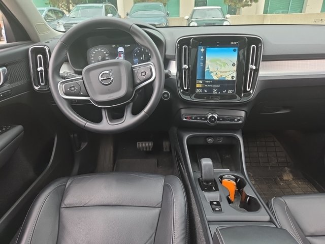 2022 Volvo XC40 Momentum | Sunroof | Premium & Climate Package-1