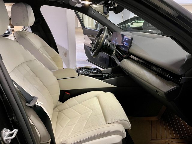 2025 BMW 5-Series 530i xDrive-7