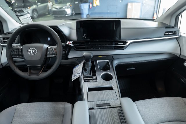 2025 Toyota Sienna Hybrid LE 8 PASSENGER-3