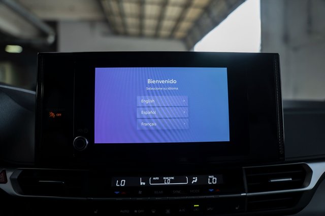 2025 Toyota Sienna Hybrid LE 8 PASSENGER-6