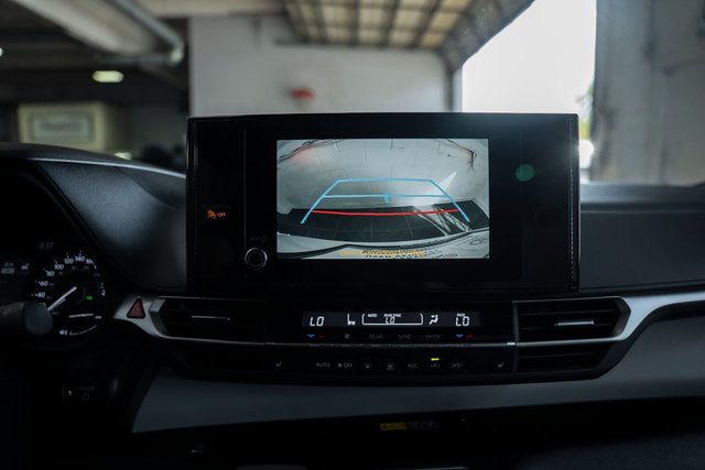 2025 Toyota Sienna Hybrid LE 8 PASSENGER-5