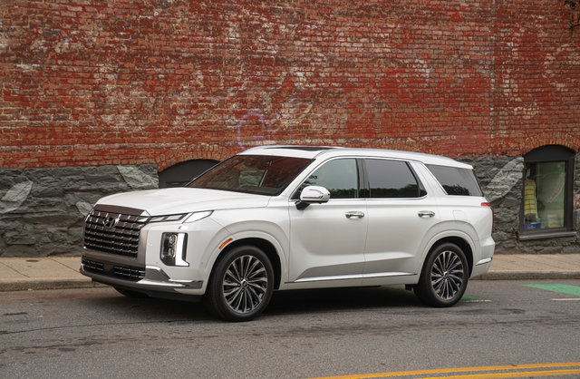 How to choose between the 2024 Hyundai Palisade and the 2024 Hyundai Santa Fe