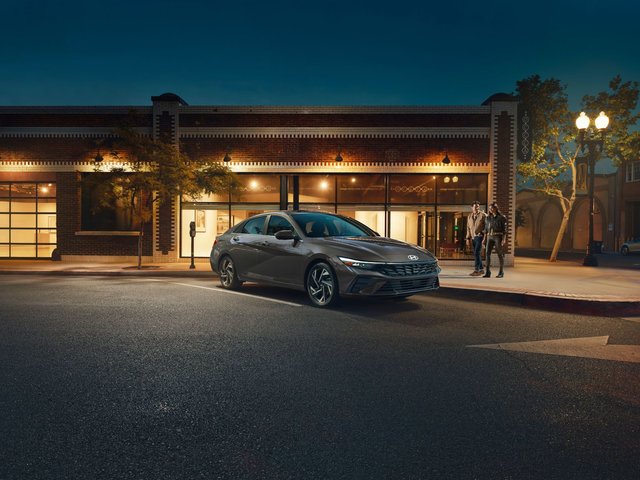 5 Commuting Challenges the Hyundai Elantra Hybrid Solves for Urban Ontarians