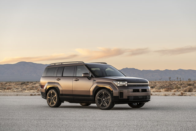 The Ultimate 401 Companion: How the 2025 Santa Fe Hybrid's Tech Eases Your Commute