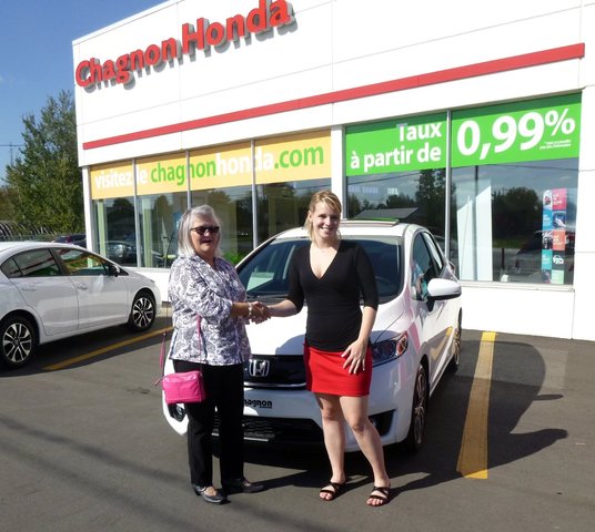 Mme Francoise Racine est l'heureuse propriétaire de la 1ère Fit 2015 vendue chez Chagnon Honda
