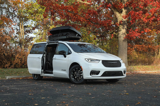 Smart Charging: Manage Your 2025 Chrysler Pacifica Plug-in Hybrid's Battery with Uconnect 5