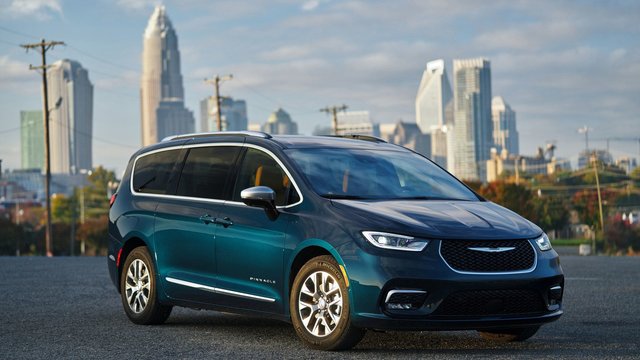The Smartest Family Choice: How the 2025 Chrysler Pacifica Hybrid Masters the Daily Routine