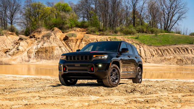 2027 Jeep Grand Cherokee Overland With Quadra-Lift Air Suspension and 360-Degree Camera
