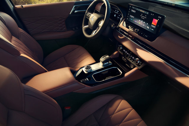 How Does the 2026 Mitsubishi Outlander PHEV’s Infotainment System Keep Drivers Connected on the Road?