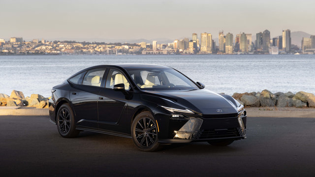 The 2026 Lexus ES 350h Is All-New: Bigger Motor Output, Rear e-Axle AWD, and 5.3 L/100 km Combined