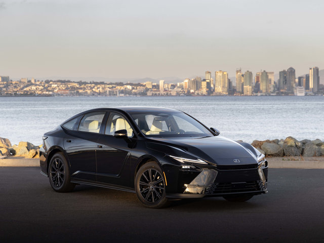 How Risk Avoidance Emergency Steer Assist Works in the 2027 Lexus ES