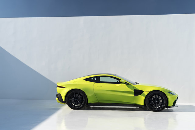 Démasquer l'attrait de l'Aston Martin Vantage 2023 : Une triade de performances, de luxe et de style