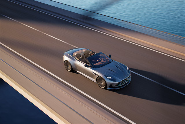 L'opulence à ciel ouvert : Cinq facettes de l'Aston Martin DB12 Volante 2024 qui redéfinissent la conduite au quotidien