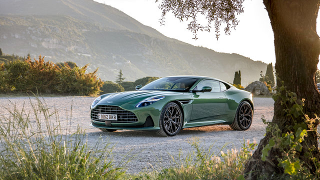 L’Aston Martin DB12 : le premier « super tourer » au monde, conçu pour l’été québécois