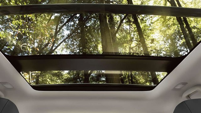 Which Nissan vehicle has a Sunroof or Moonroof?