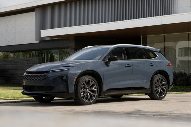 Balancing Power and Efficiency in the 2026 Toyota Crown Signia’s Hybrid Drivetrain