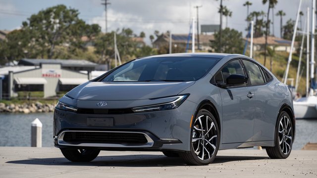 Hybrid or Plug-in Hybrid: How to Choose Your 2027 Toyota Prius