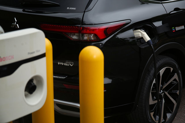Maîtrisez votre Outlander PHEV : Guide du conducteur québécois sur les modes de conduite et la recharge