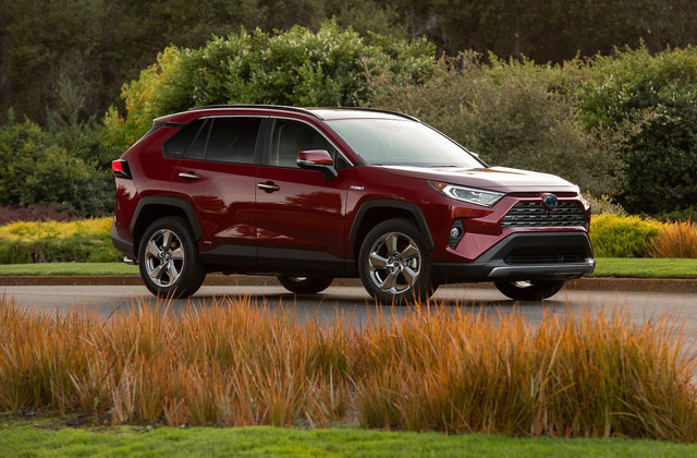 Pourquoi acheter un Toyota RAV4 Hybride cet été ?