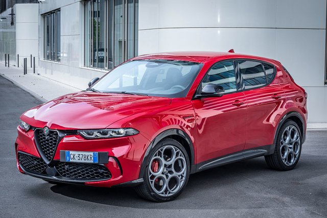 Main differences between the Alfa Romeo Tonale PHEV 2024 and the Lexus NX 450h+.