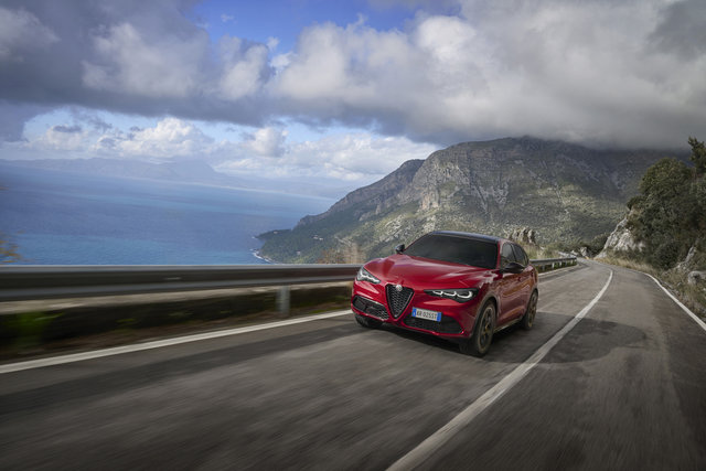 Coup d’œil sur les fonctions avancées d'aide à la conduite dans l'Alfa Romeo Stelvio 2025