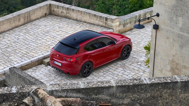 Alfa Romeo Stelvio 2025 vs Audi Q5 : pourquoi les conducteurs de Montréal choisissent la passion italienne plutôt que le pragmatisme allemand