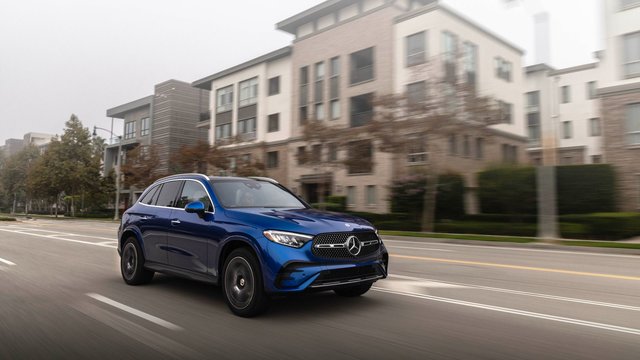 L’espace cargo du Mercedes-Benz GLC 300 4MATIC 2026 est-il assez grand pour votre équipement?
