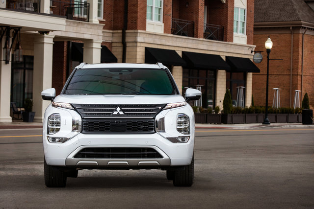 Mitsubishi Outlander 2025 ou Outlander PHEV 2025 : lequel répond le mieux à vos besoins ?