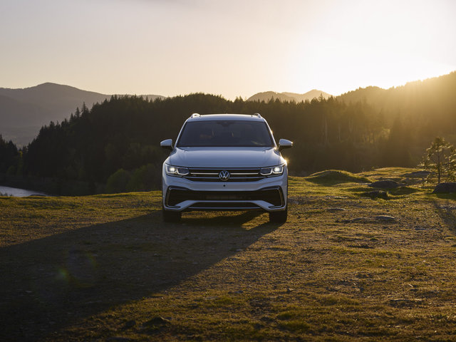 Une comparaison des prix, de l'espace intérieur et des performances du VW Atlas 2023 et du VW Tiguan 2023.