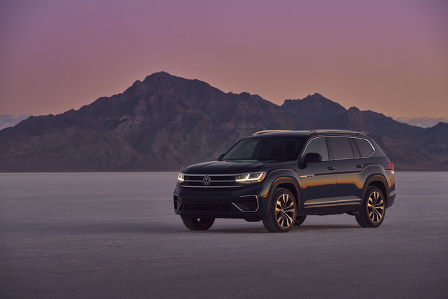 Comment est-ce que le Volkswagen Atlas 2023 se signale face aux BMW X5 et Mercedes-Benz GLE ?