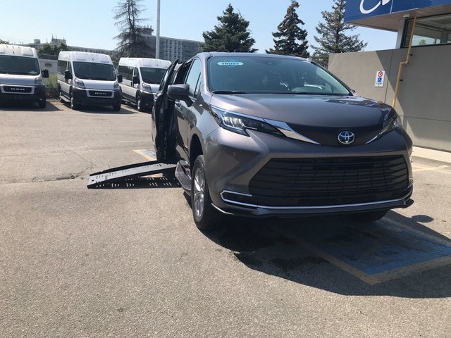 2024/2025 Toyota Sienna – Braun Power Bifold - Available to Order