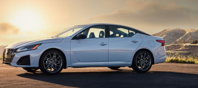 What are the Technology Features Offered in the 2023 Nissan Altima?