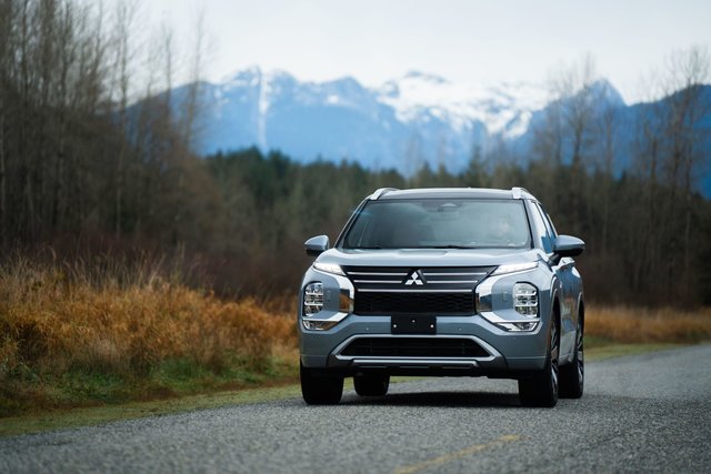 2025 vs 2026 {makes} Outlander PHEV: What’s New and Which One Should You Choose?