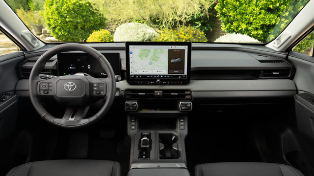 Quelles technologies de sécurité sont offertes de série sur le RAV4 2026?